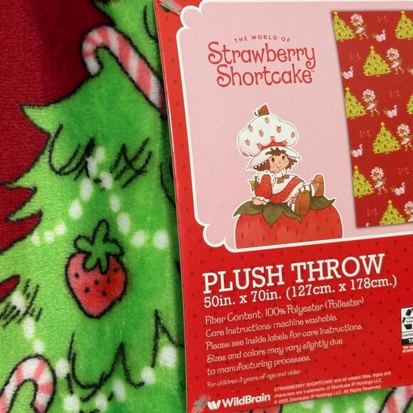 WildBrain The World of Strawberry Shortcake Red Christmas Tree Blanket NWT 50x70 - Picture 2 of 4